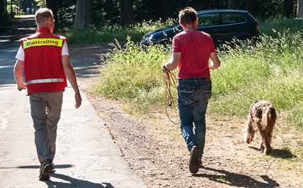 Trainer und Gespann am Trailen